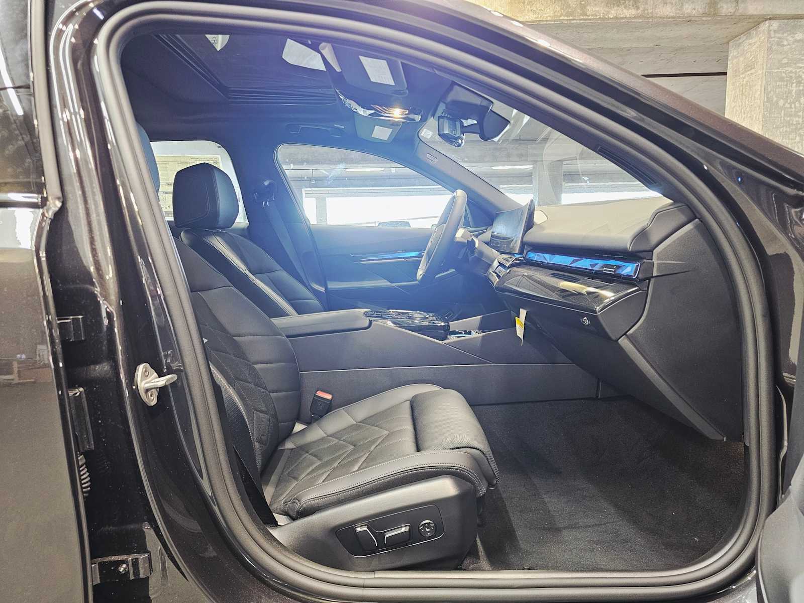 Thumbnail: 2025 BMW i5 - 27