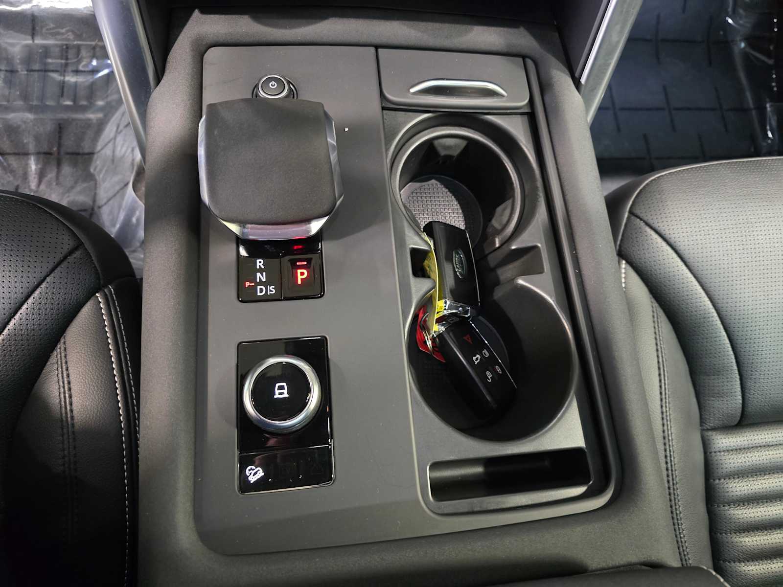 Thumbnail: 2024 Land Rover Discovery - 20