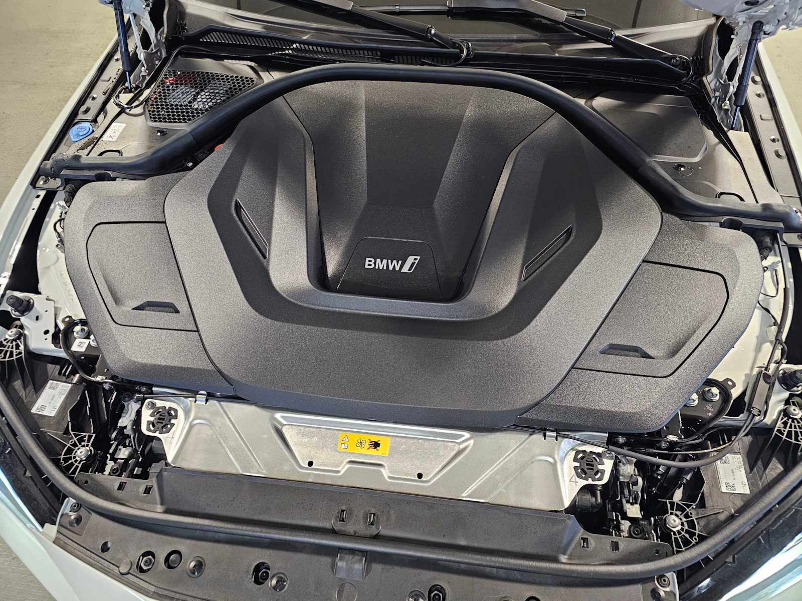 Thumbnail: 2025 BMW i4 - 9