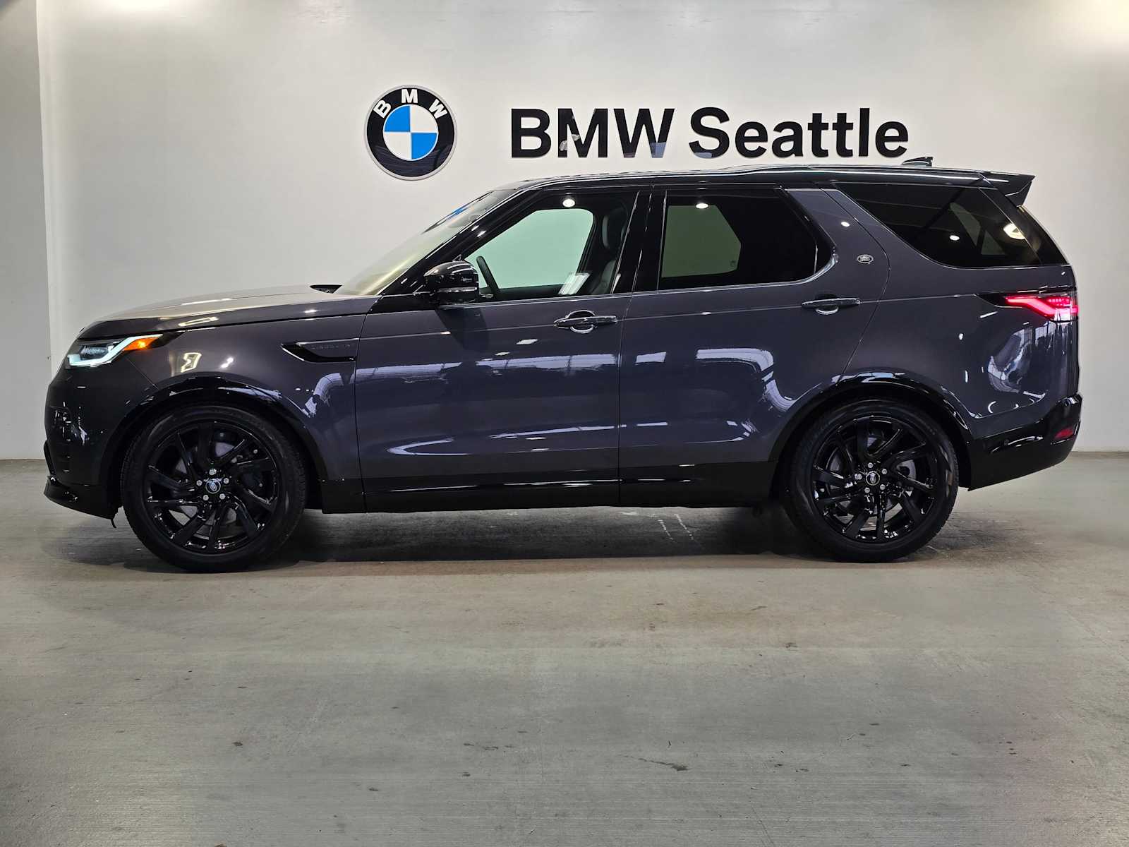 Thumbnail: 2024 Land Rover Discovery - 3