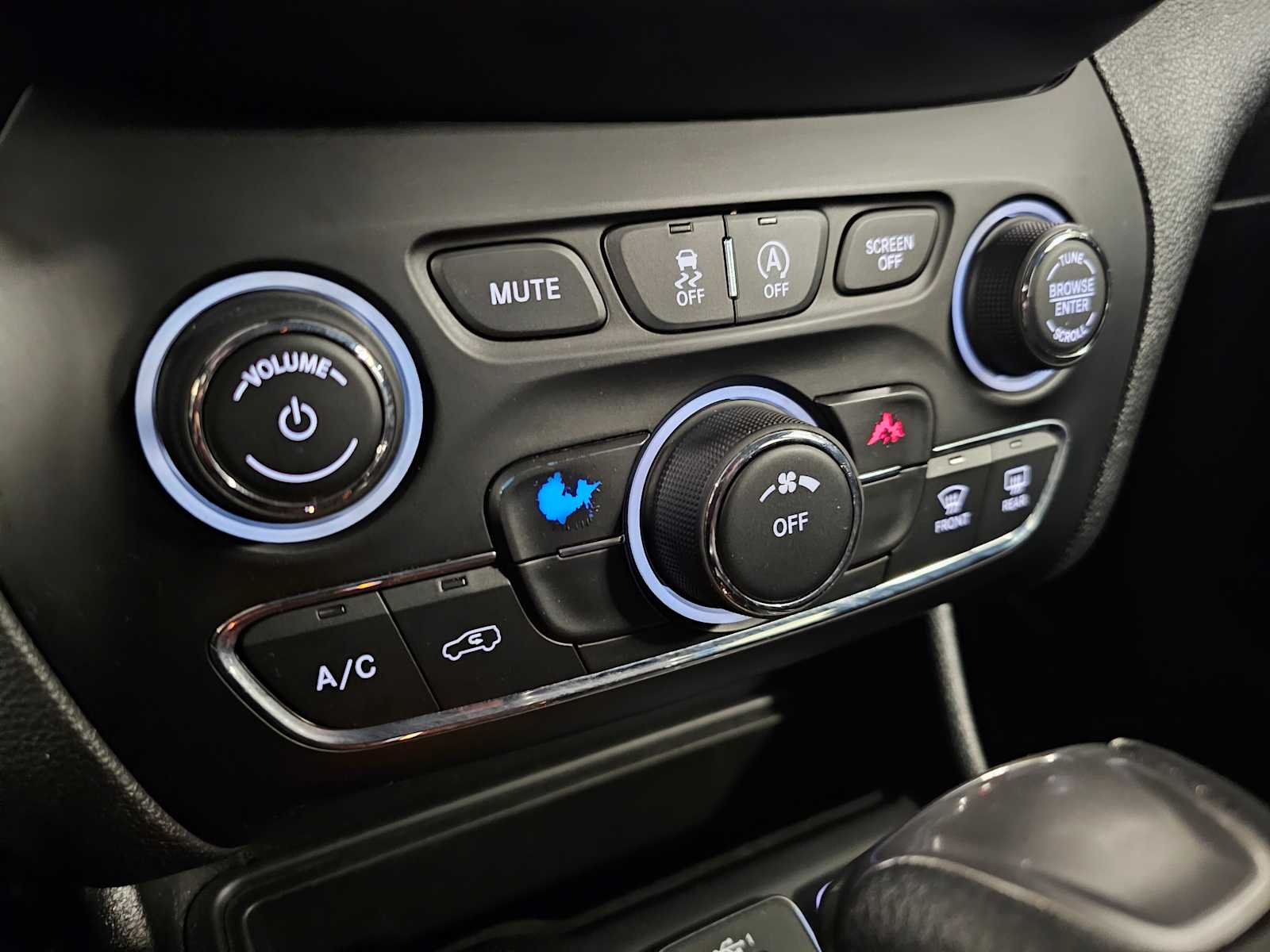 Thumbnail: 2020 Jeep Cherokee - 17