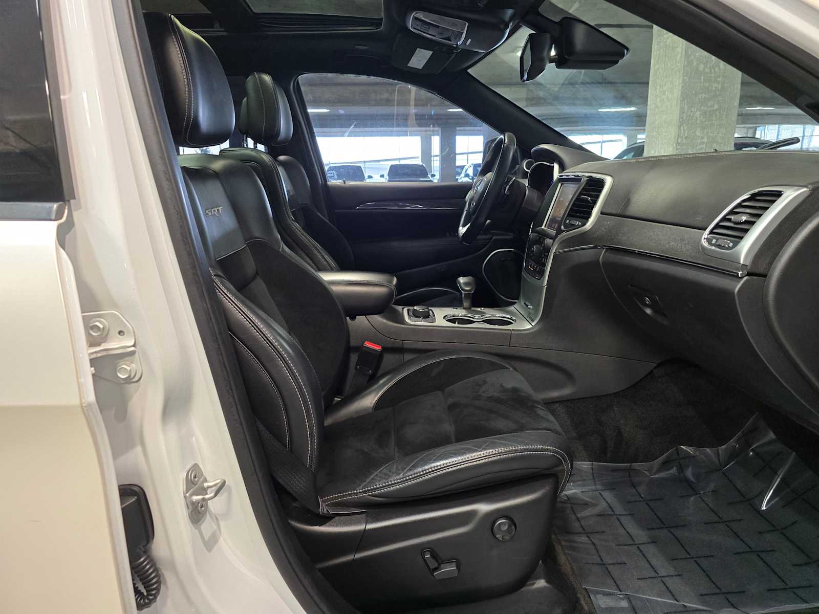 Thumbnail: 2015 Jeep Grand Cherokee - 33