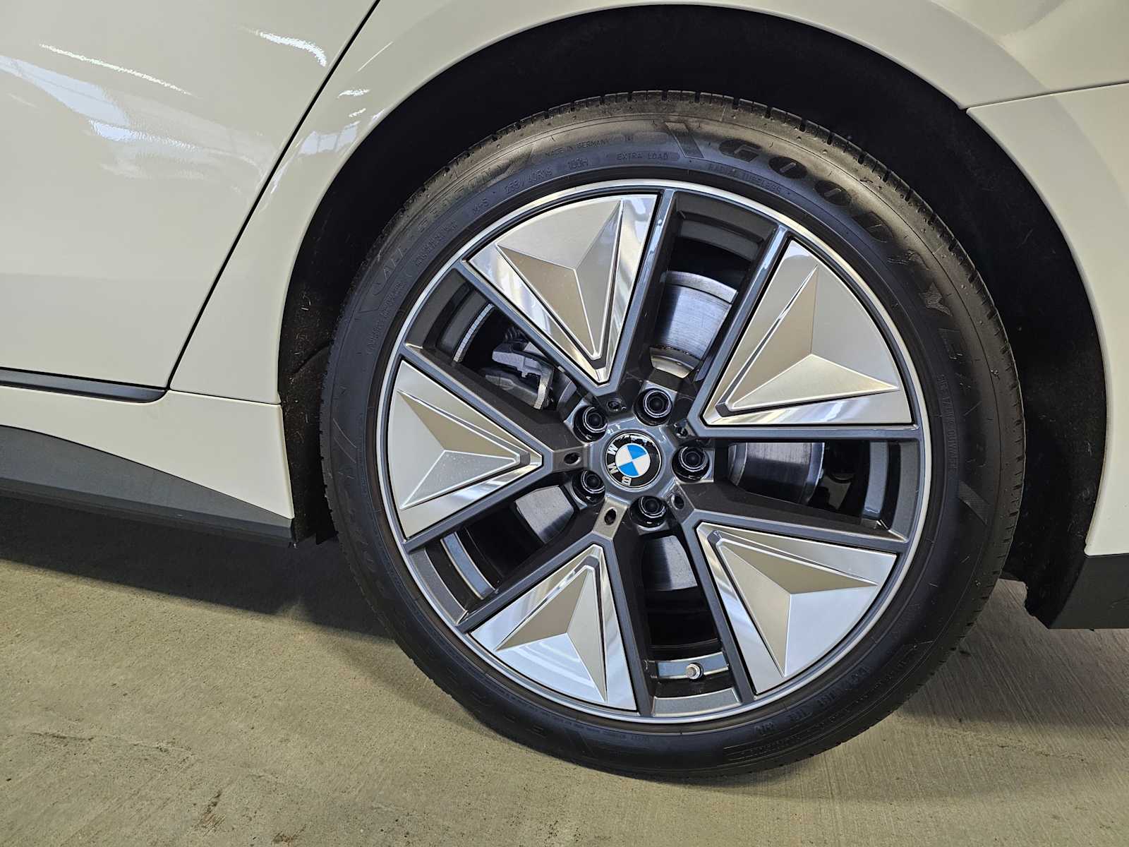 Thumbnail: 2025 BMW i4 - 8