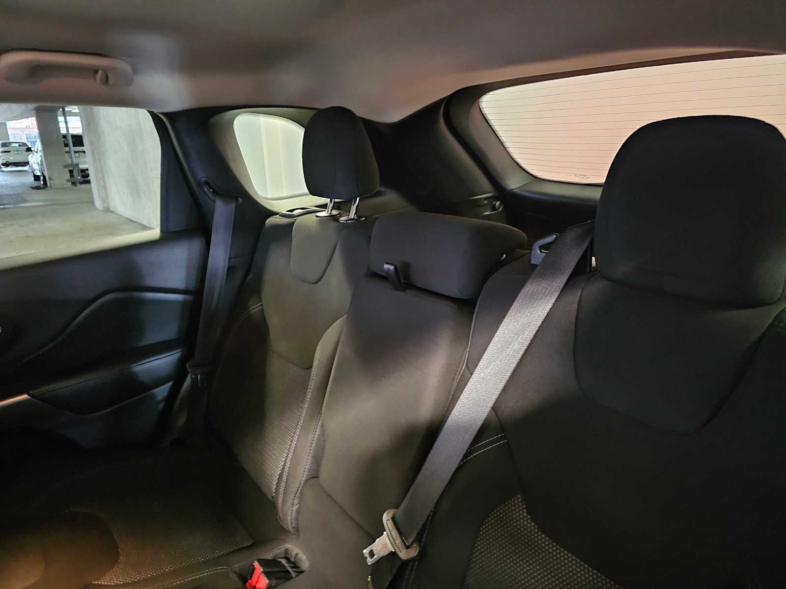 Thumbnail: 2020 Jeep Cherokee - 33