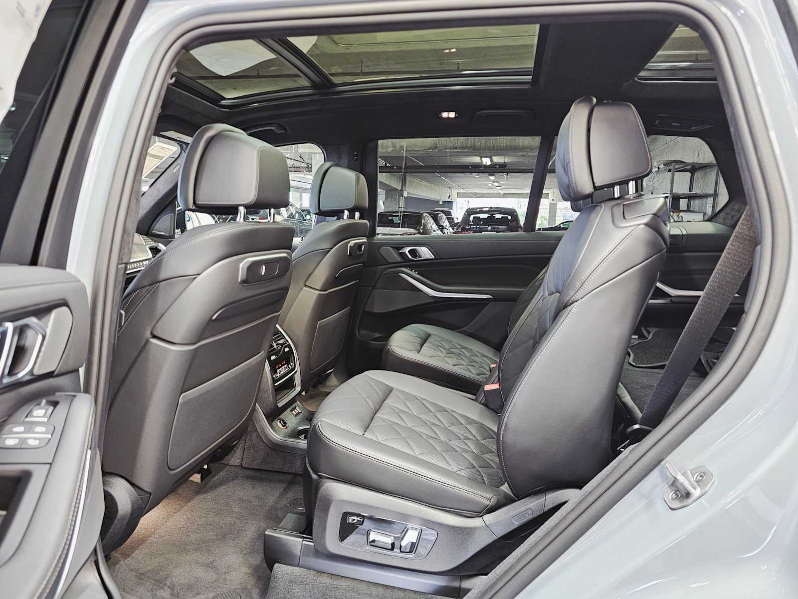 Thumbnail: 2026 BMW X7 - 25