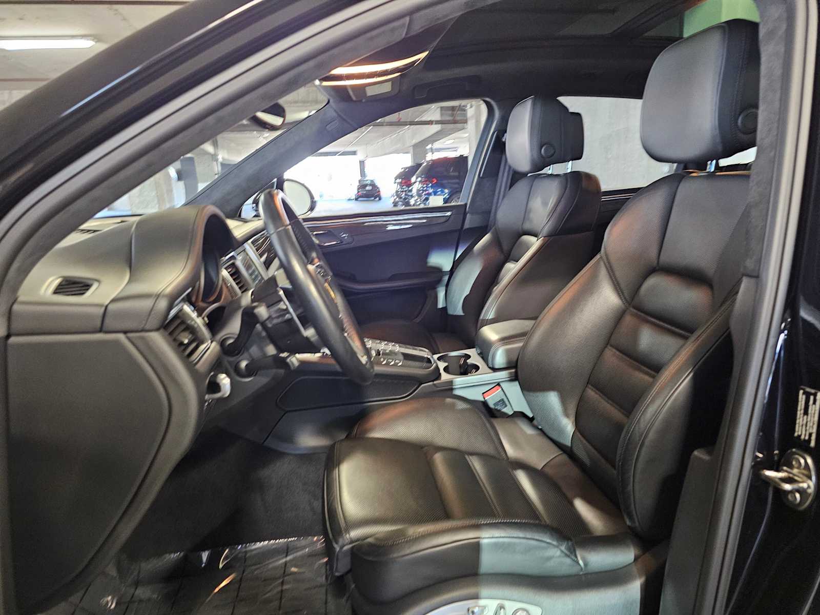 Thumbnail: 2016 Porsche Macan - 27