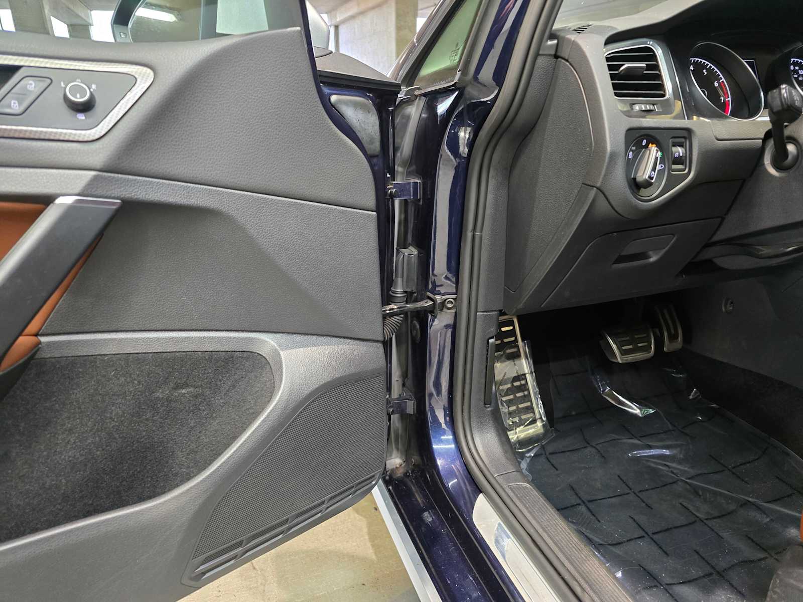 Thumbnail: 2017 Volkswagen Golf - 24