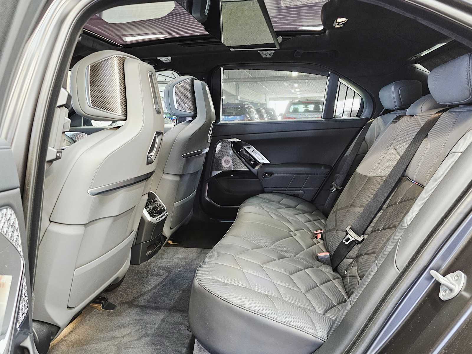 Thumbnail: 2025 BMW 7 Series - 25