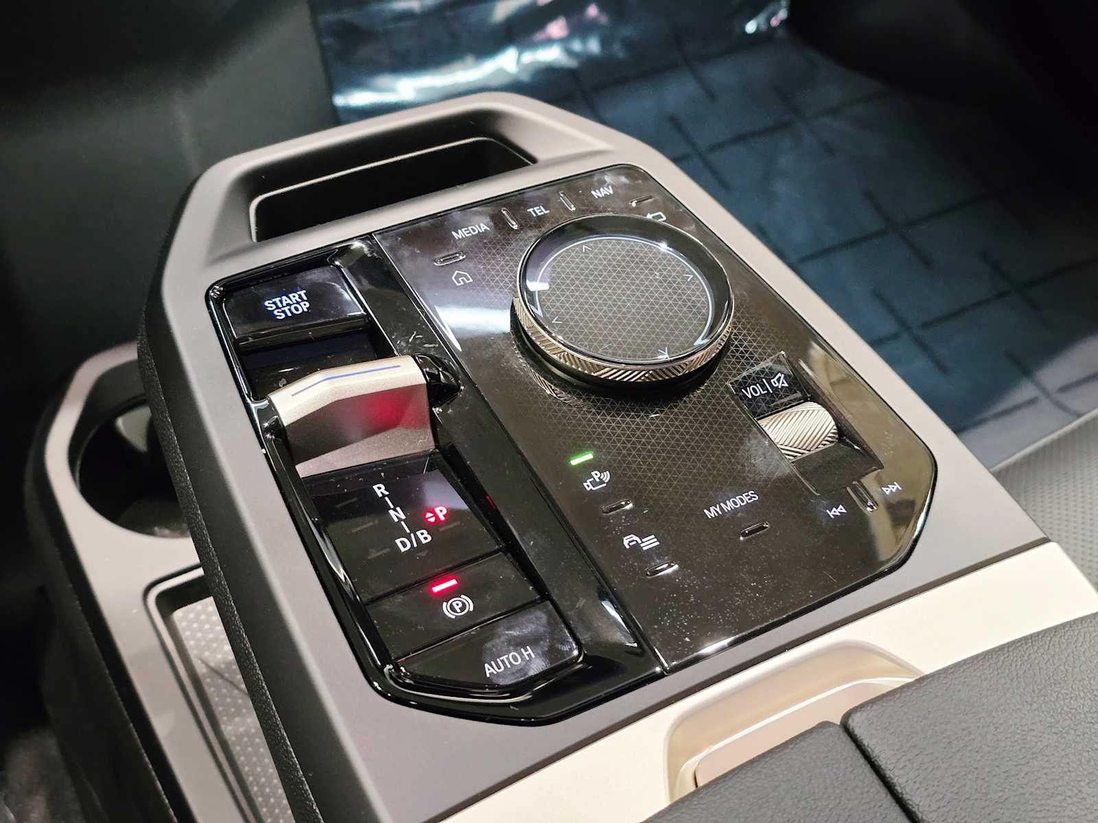 Thumbnail: 2026 BMW iX - 16