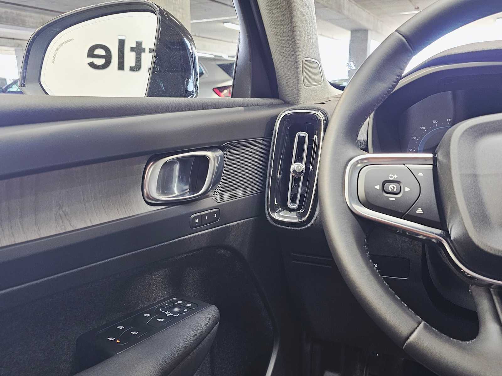 Thumbnail: 2023 Volvo XC40 - 22
