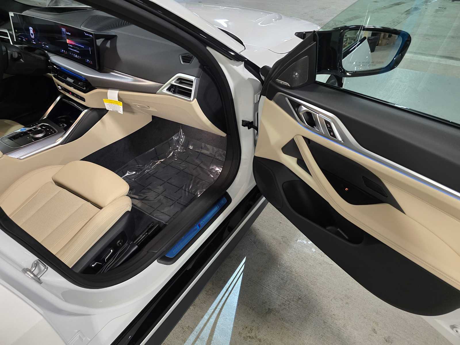 Thumbnail: 2025 BMW i4 - 32