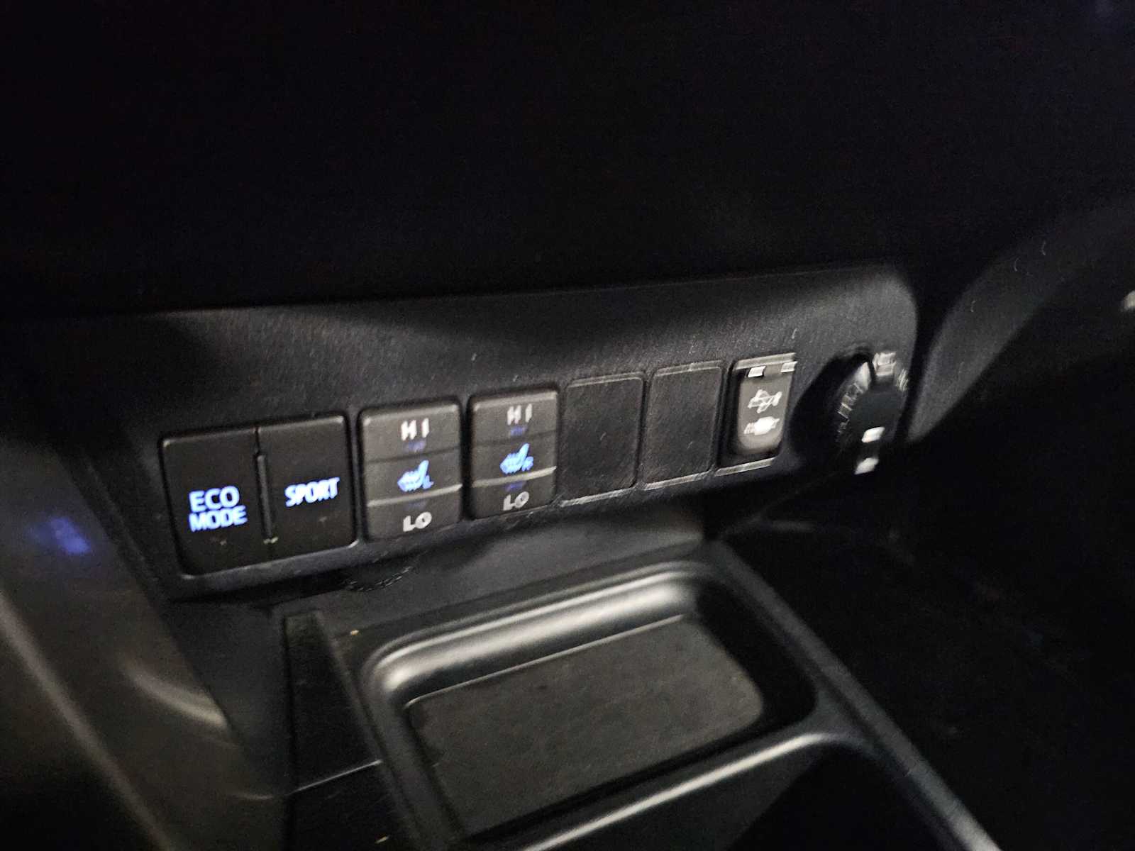 Thumbnail: 2018 Toyota RAV4 - 25