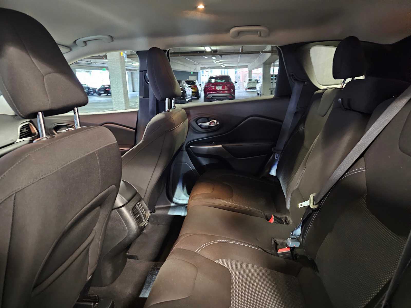 Thumbnail: 2020 Jeep Cherokee - 32