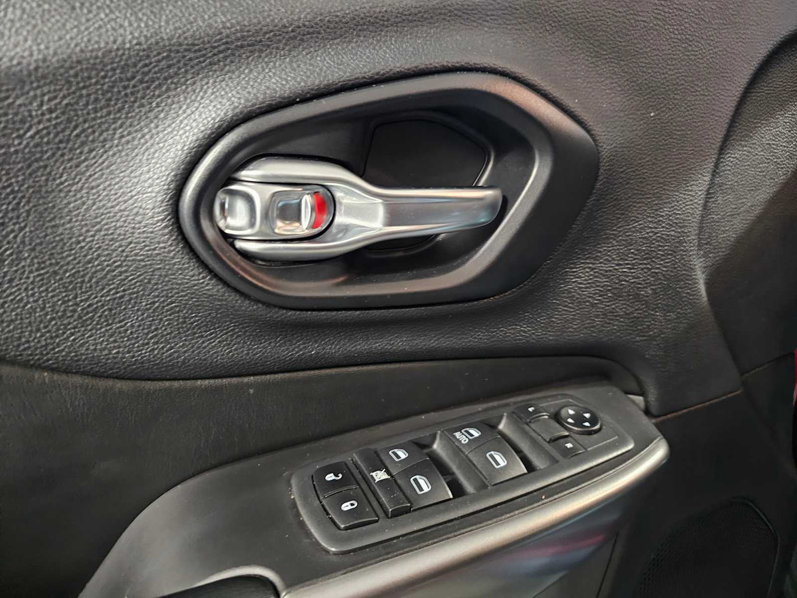 Thumbnail: 2020 Jeep Cherokee - 27