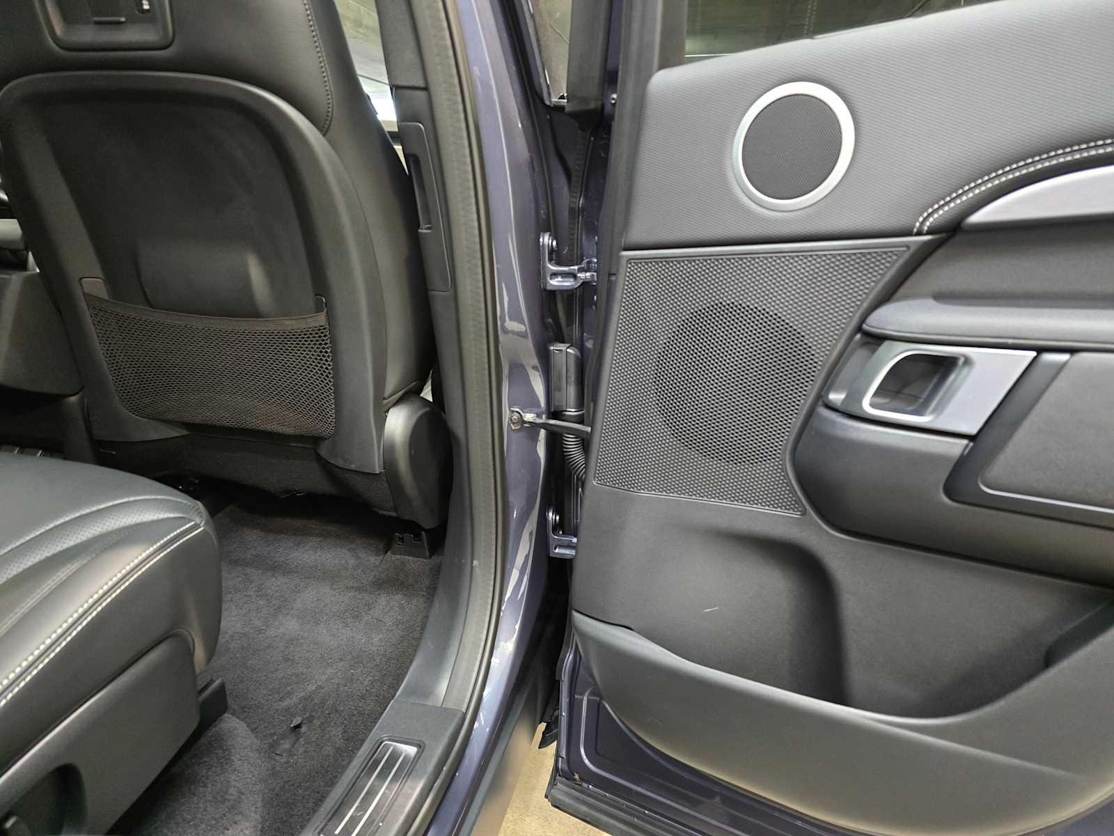 Thumbnail: 2024 Land Rover Discovery - 26