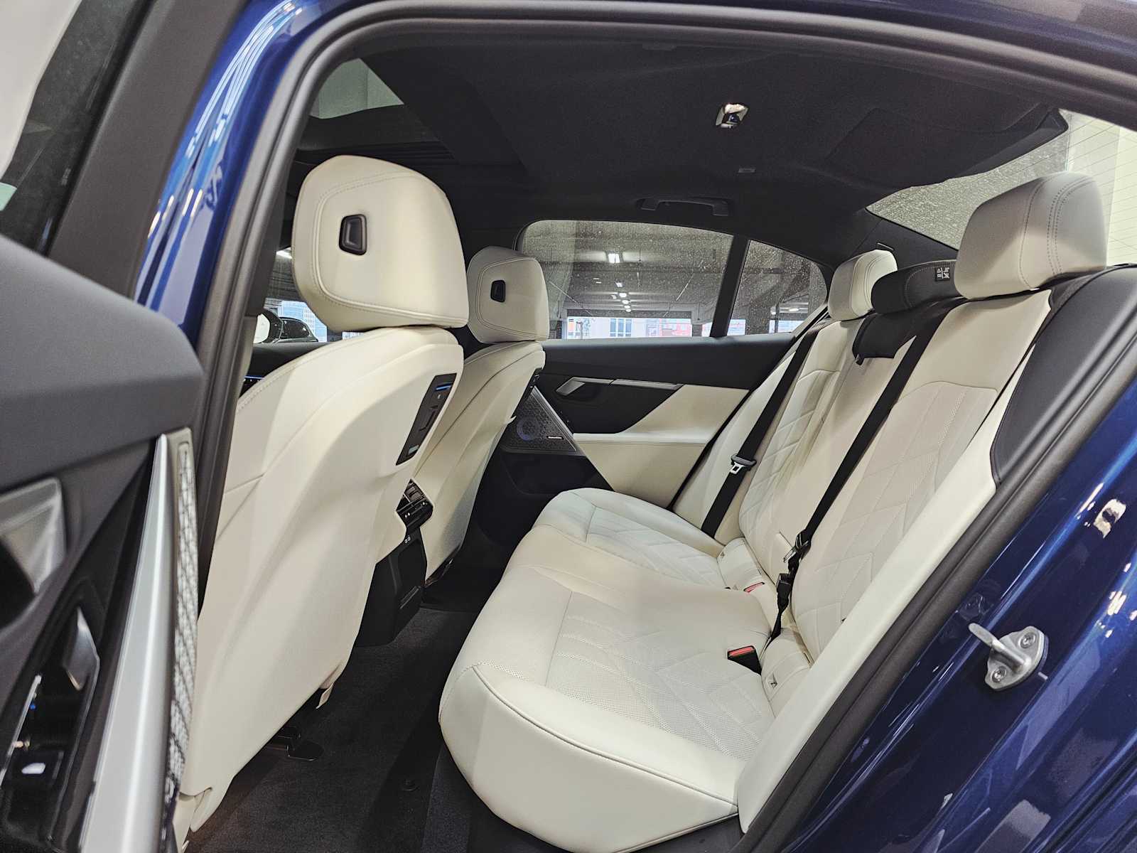 Thumbnail: 2025 BMW i5 - 25