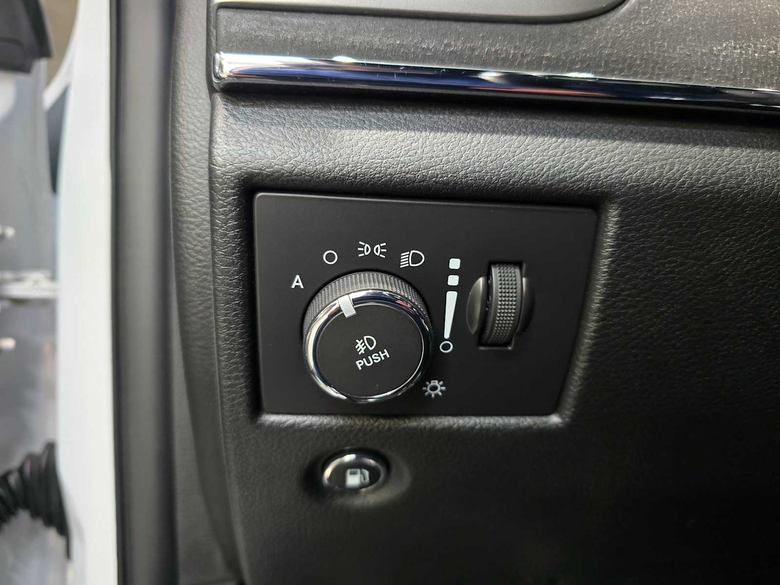 Thumbnail: 2015 Jeep Grand Cherokee - 21