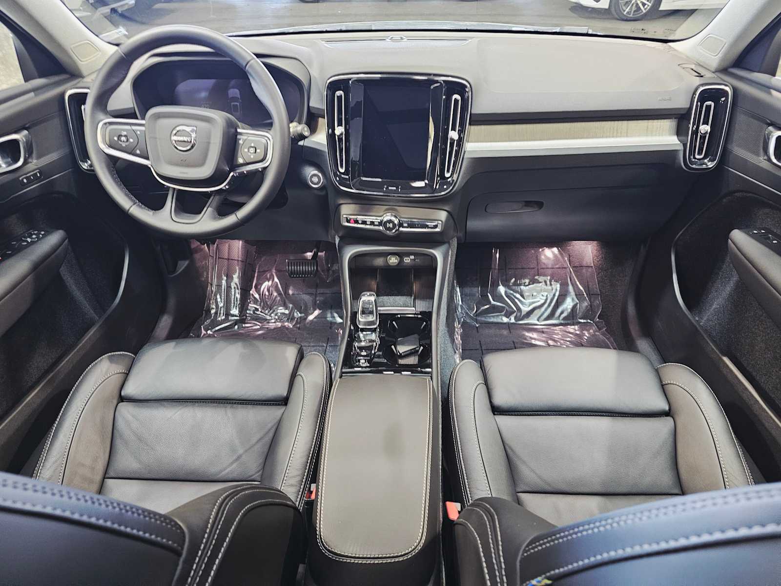 Thumbnail: 2023 Volvo XC40 - 10