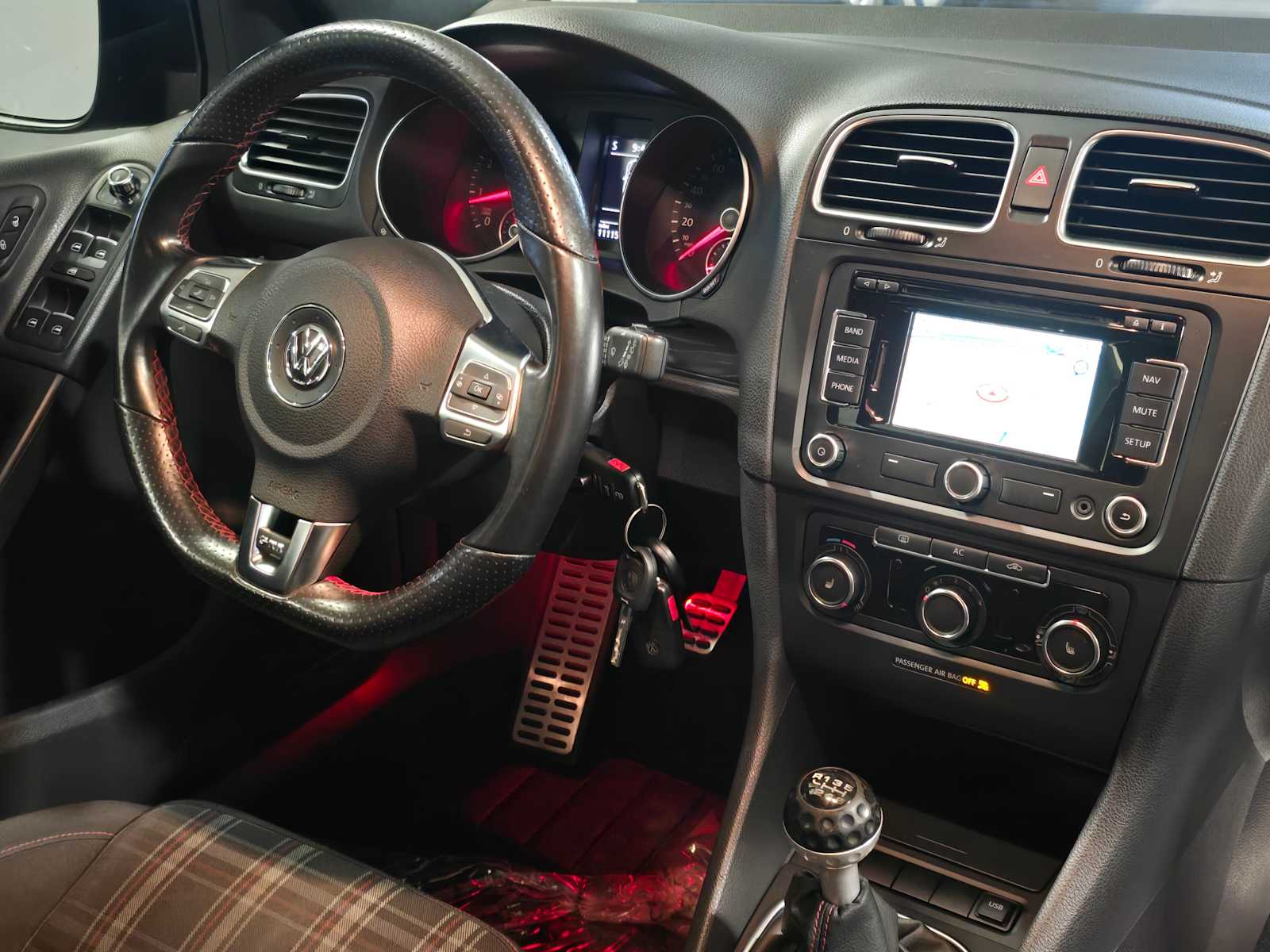 Thumbnail: 2012 Volkswagen Golf - 31