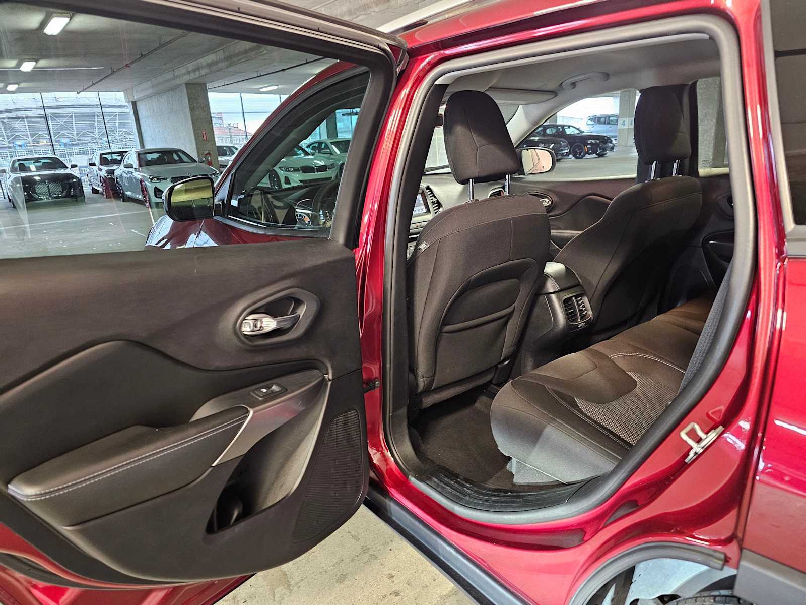 Thumbnail: 2020 Jeep Cherokee - 31