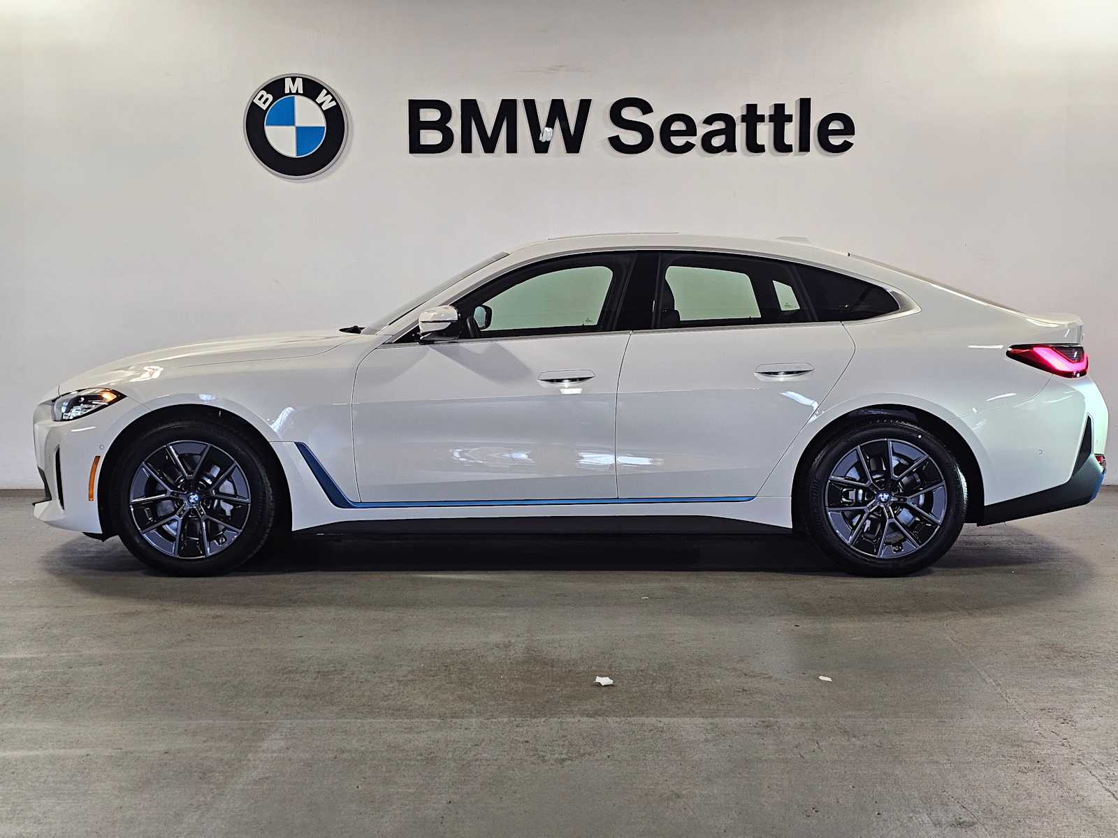 Thumbnail: 2023 BMW i4 - 3