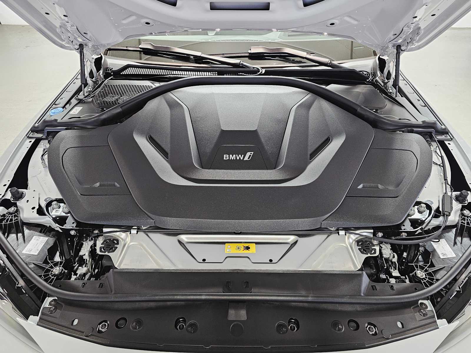 Thumbnail: 2025 BMW i4 - 9