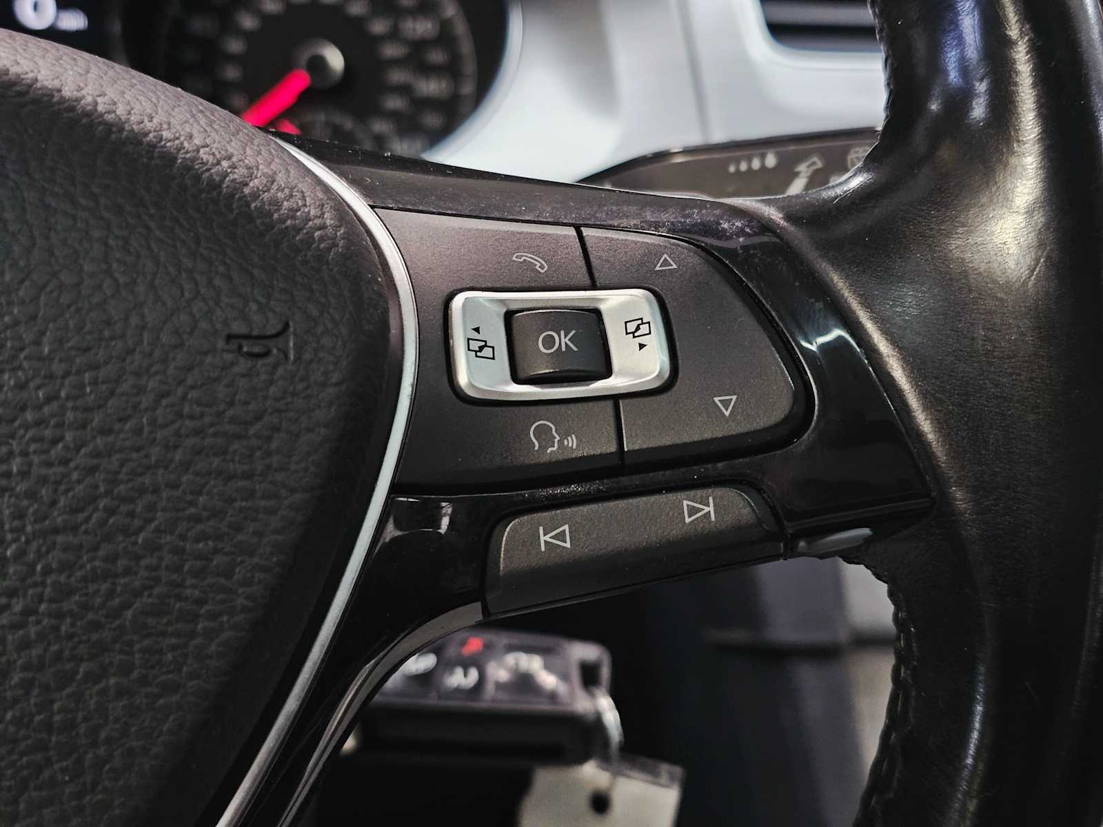 Thumbnail: 2015 Volkswagen Golf - 12