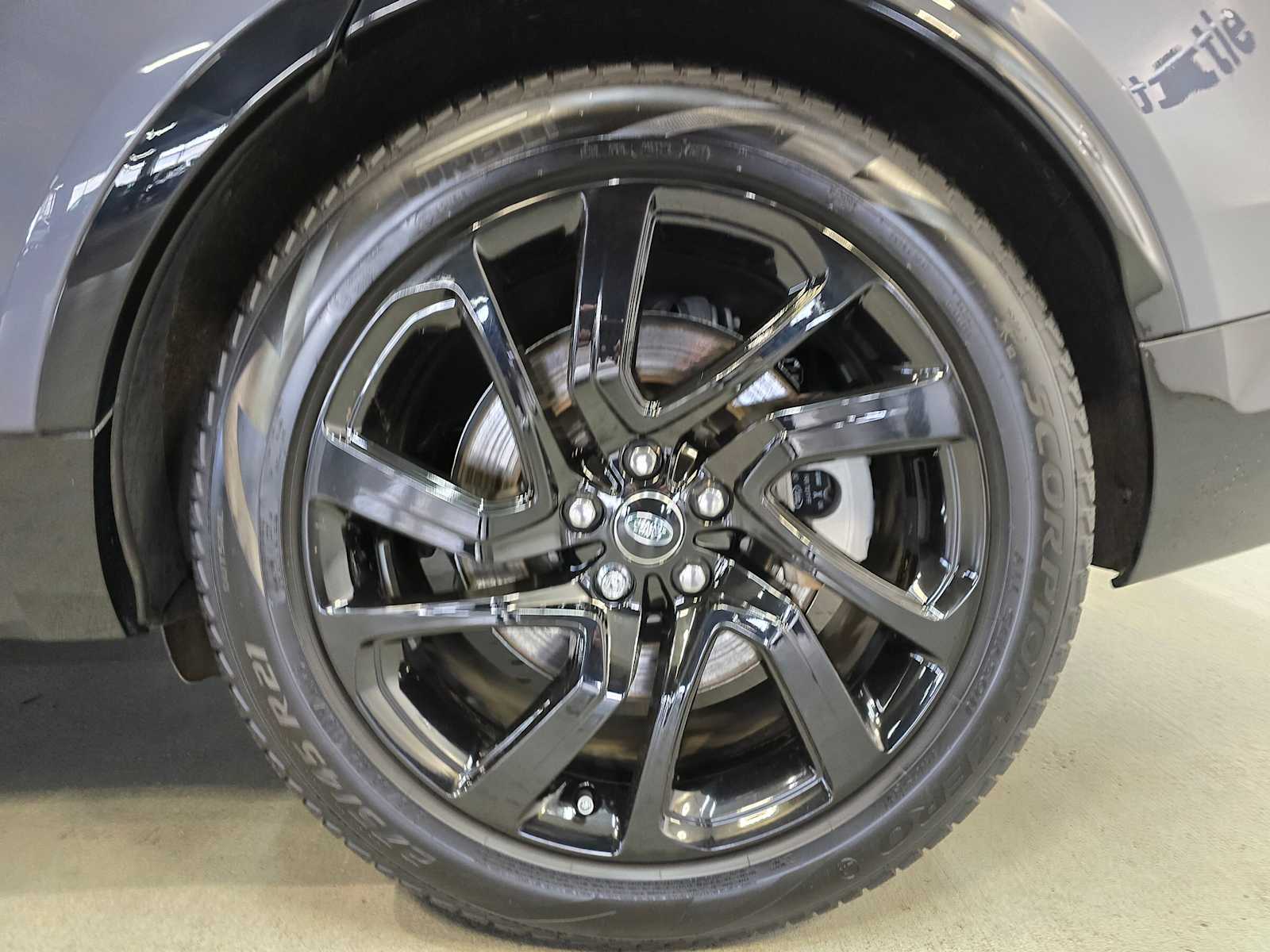 Thumbnail: 2024 Land Rover Discovery - 8