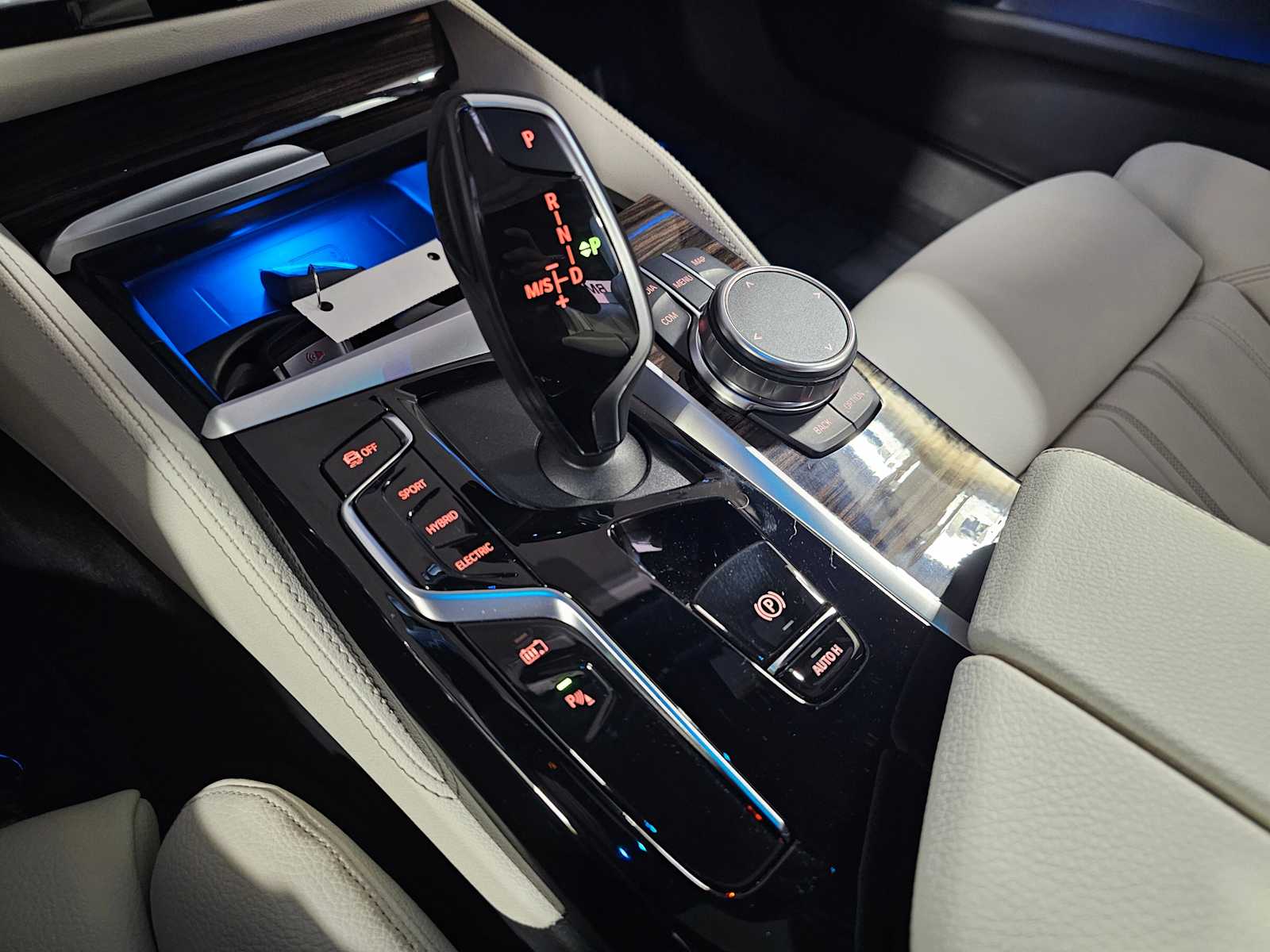 Thumbnail: 2023 BMW 5 Series - 24