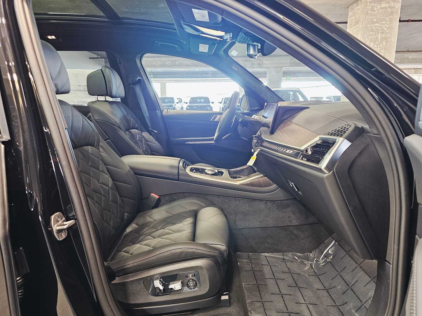 Thumbnail: 2026 BMW X7 - 27