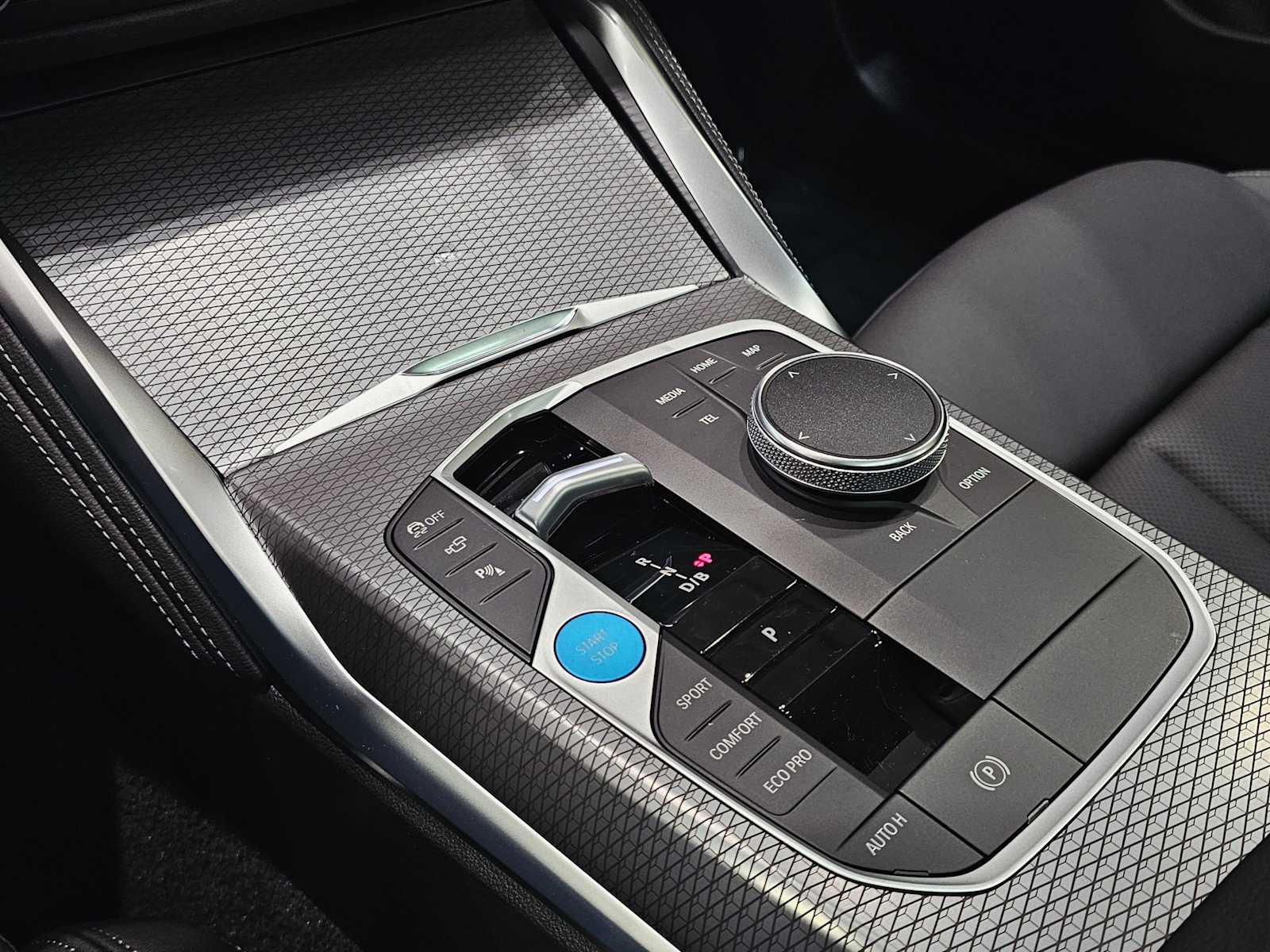 Thumbnail: 2025 BMW i4 - 17