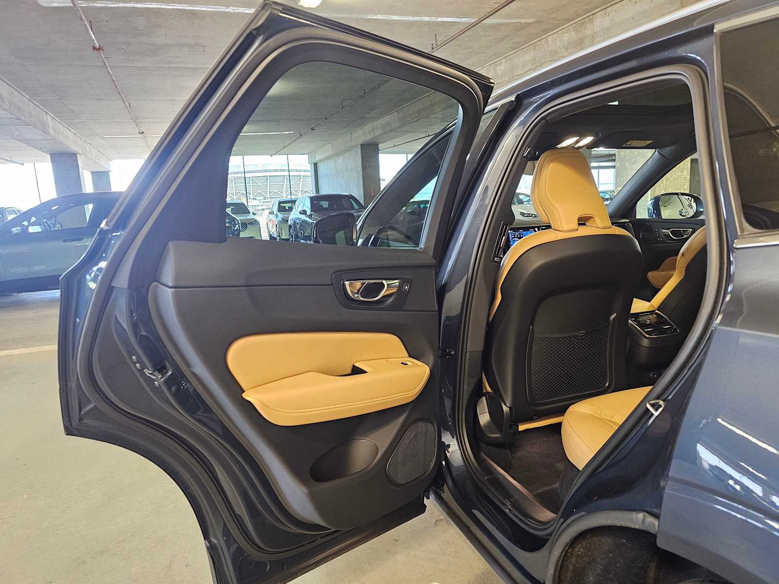 Thumbnail: 2022 Volvo XC60 - 30