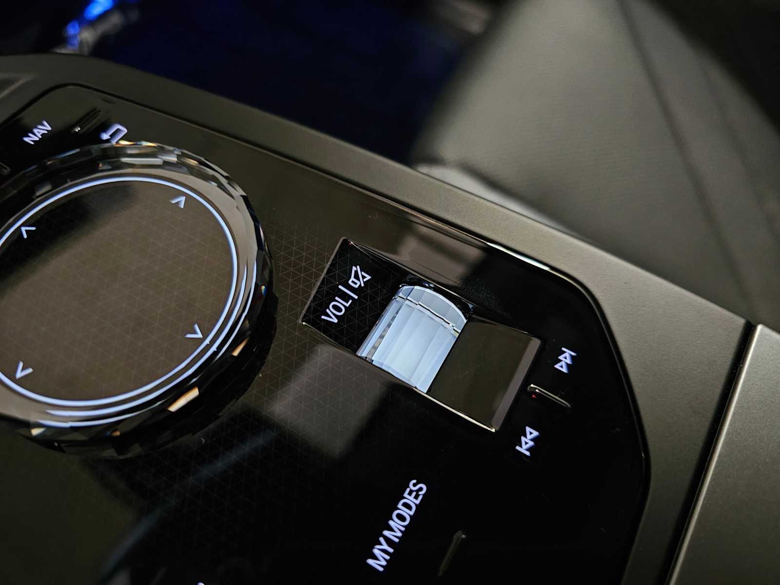 Thumbnail: 2026 BMW iX - 22