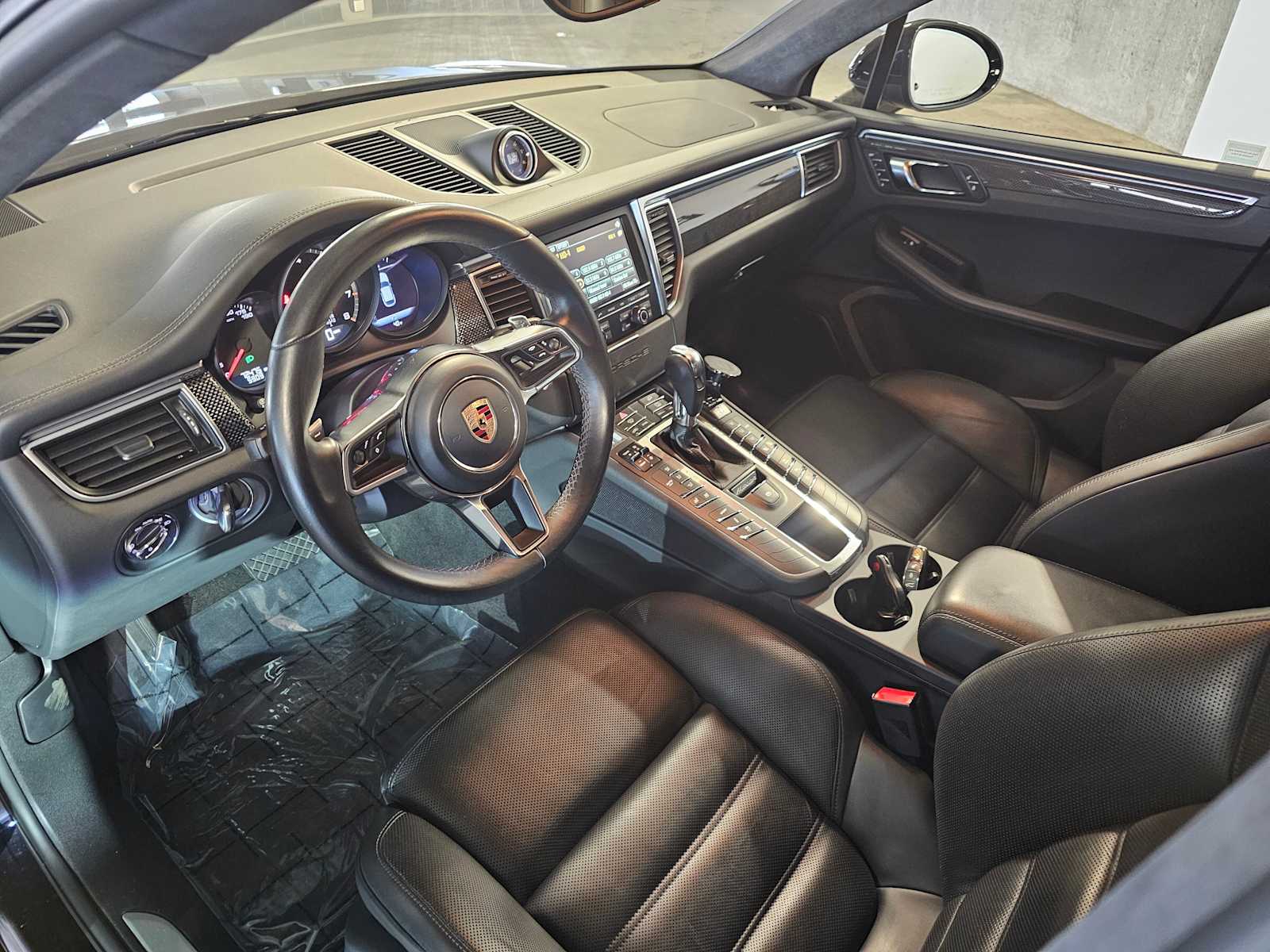 Thumbnail: 2016 Porsche Macan - 2