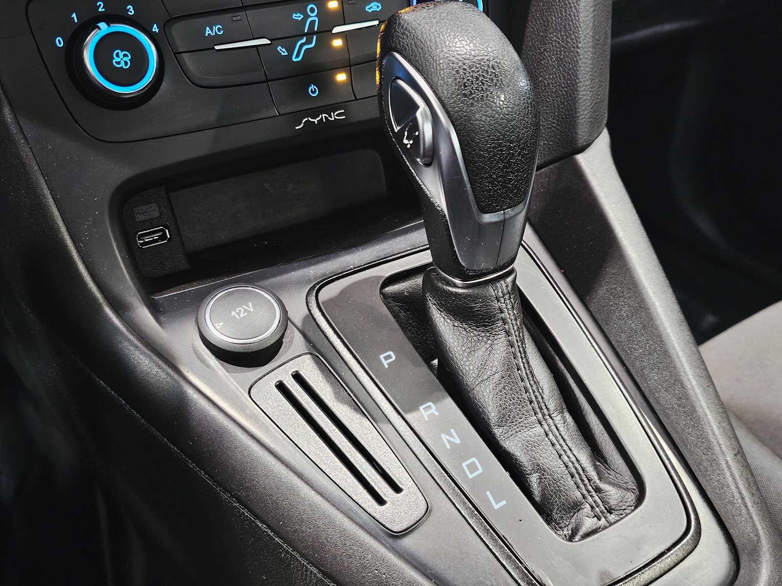 Thumbnail: 2015 Ford Focus - 18