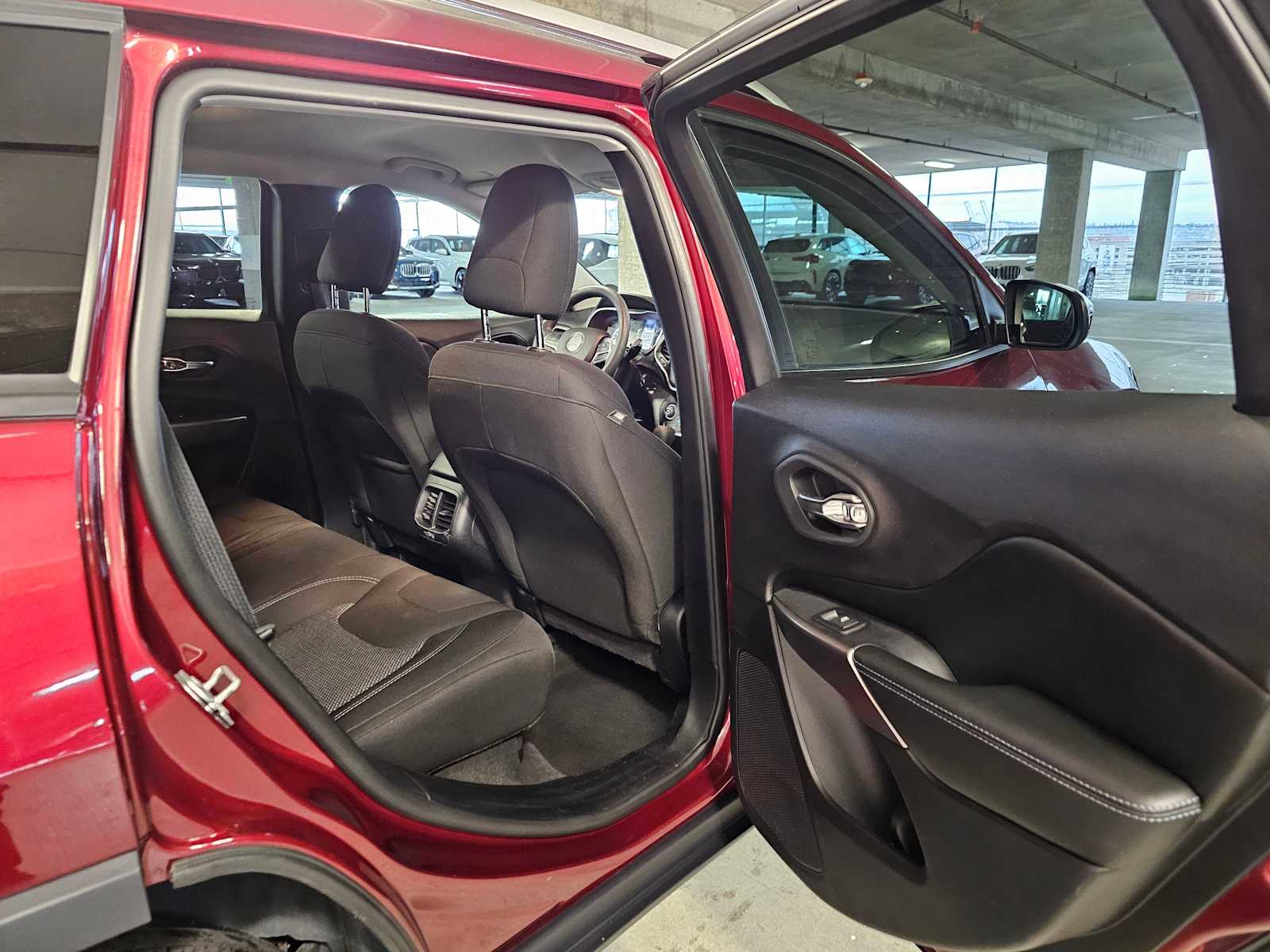 Thumbnail: 2020 Jeep Cherokee - 34