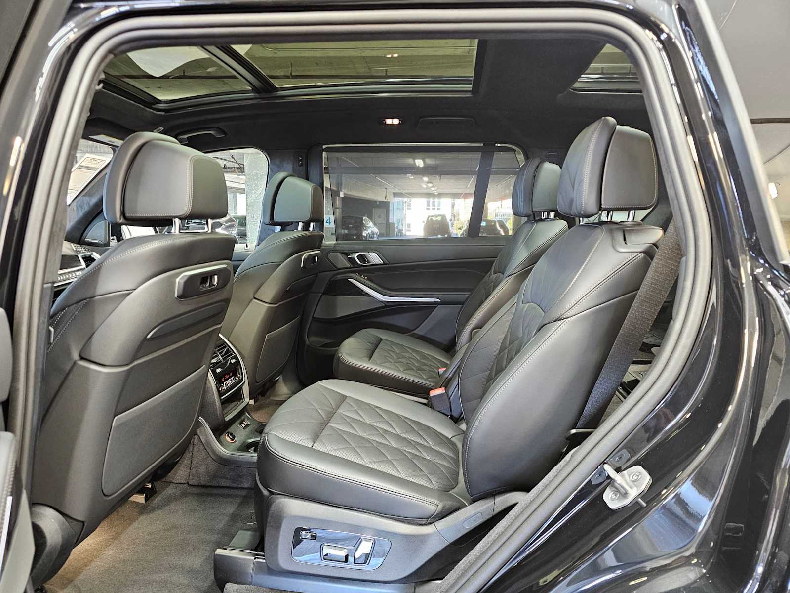 Thumbnail: 2026 BMW X7 - 25