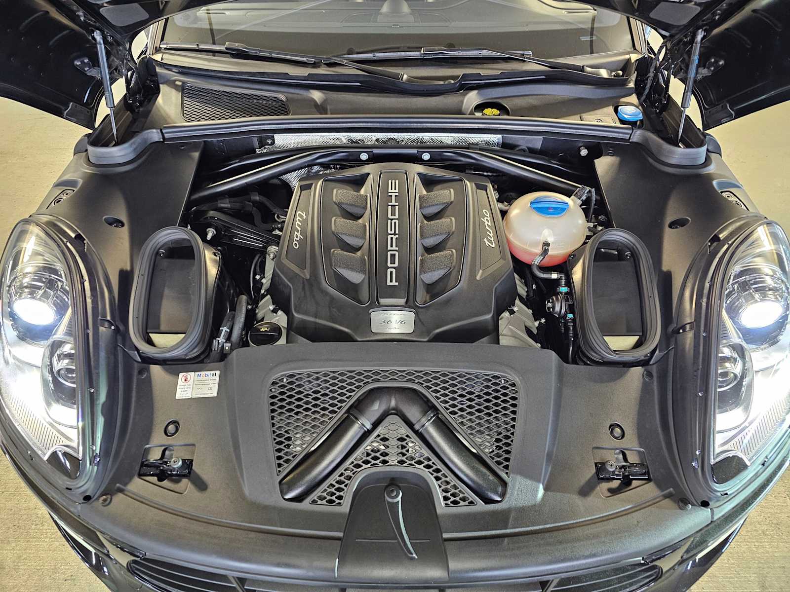 Thumbnail: 2016 Porsche Macan - 9