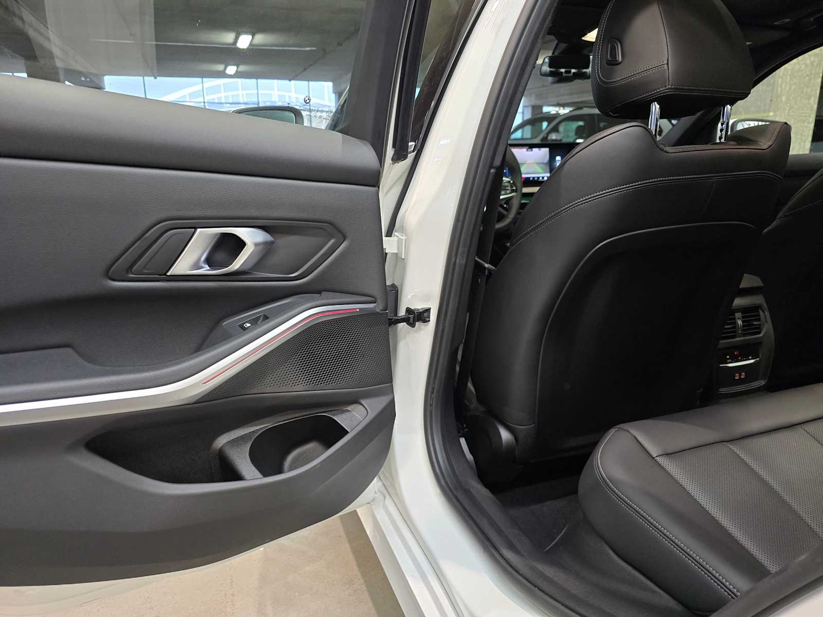 Thumbnail: 2025 BMW 3 Series - 26