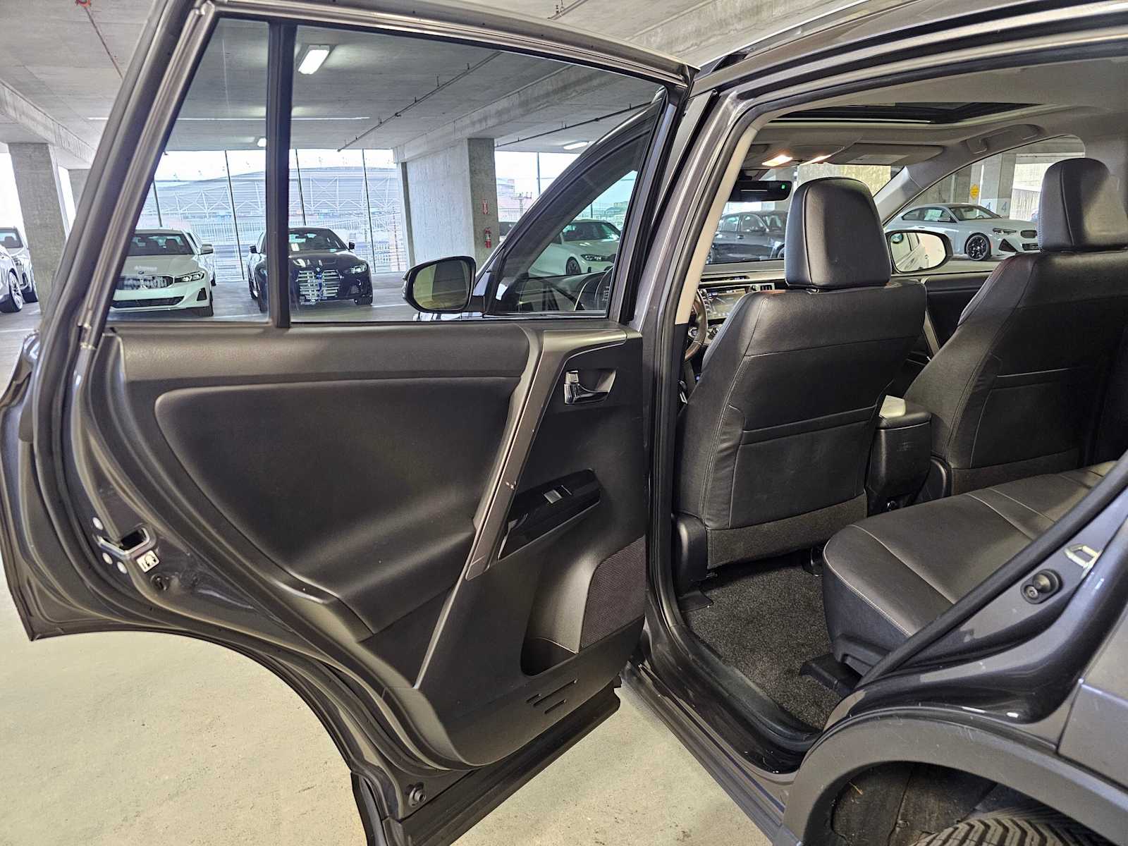 Thumbnail: 2018 Toyota RAV4 - 33