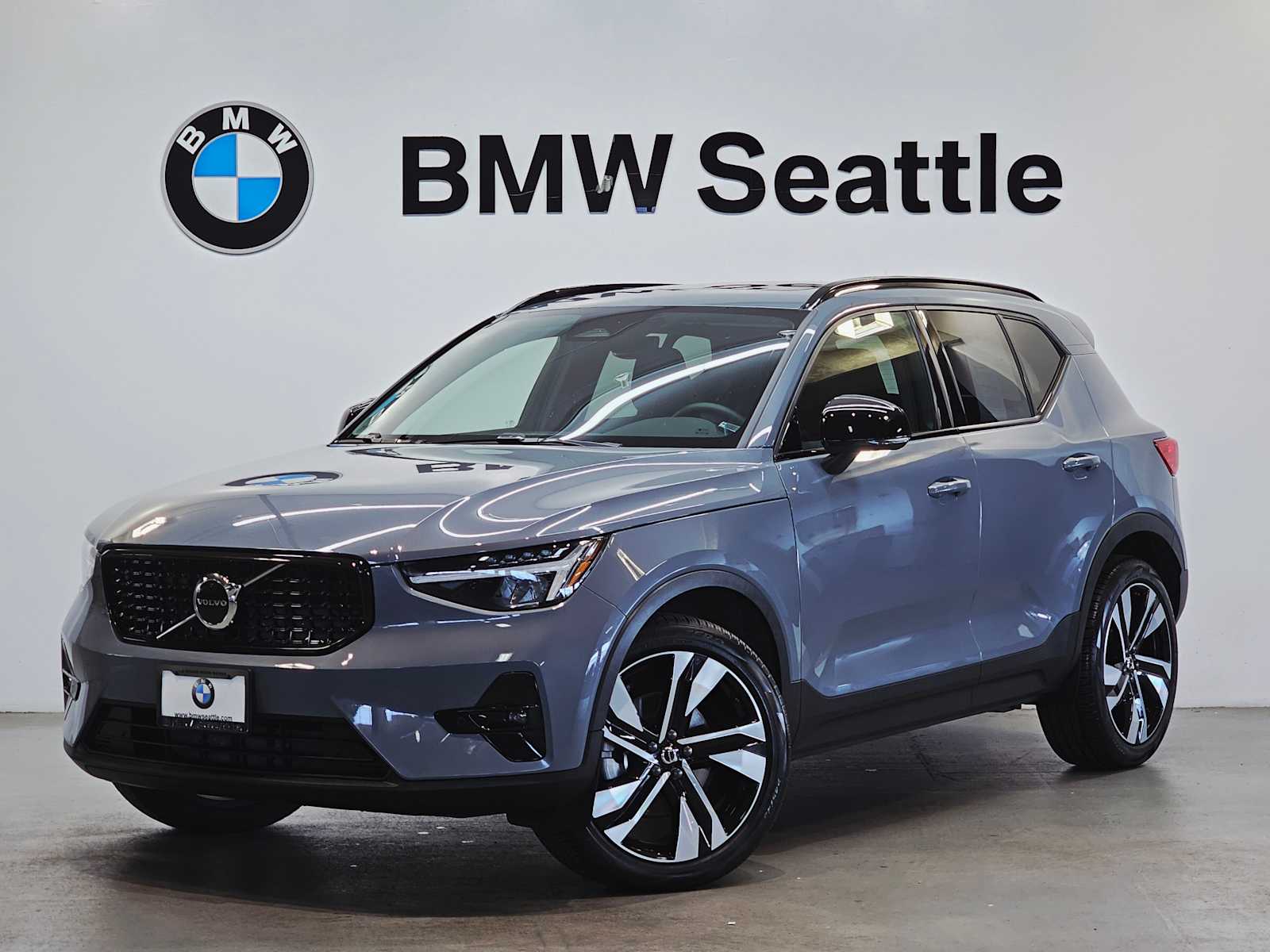 Thumbnail: 2023 Volvo XC40 - 1