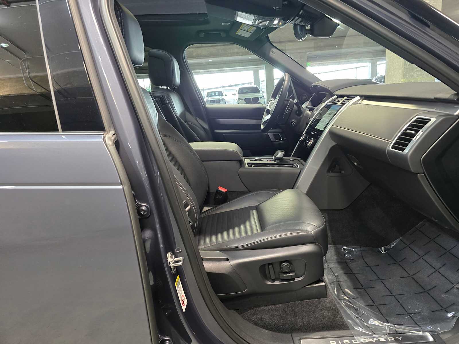 Thumbnail: 2024 Land Rover Discovery - 29