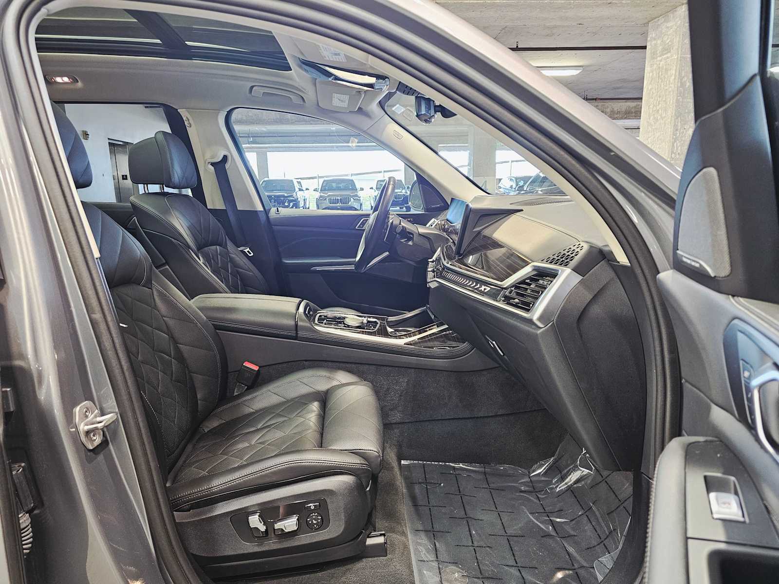 Thumbnail: 2024 BMW X7 - 28