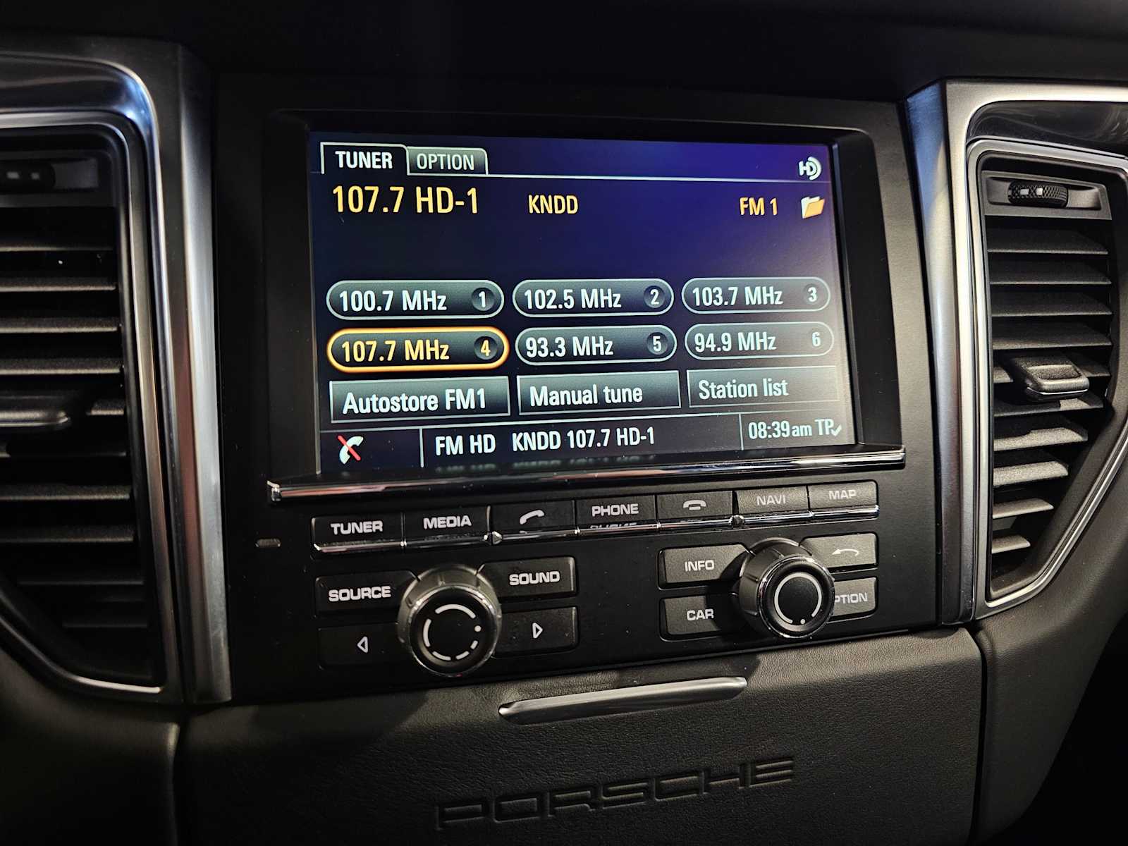 Thumbnail: 2016 Porsche Macan - 15