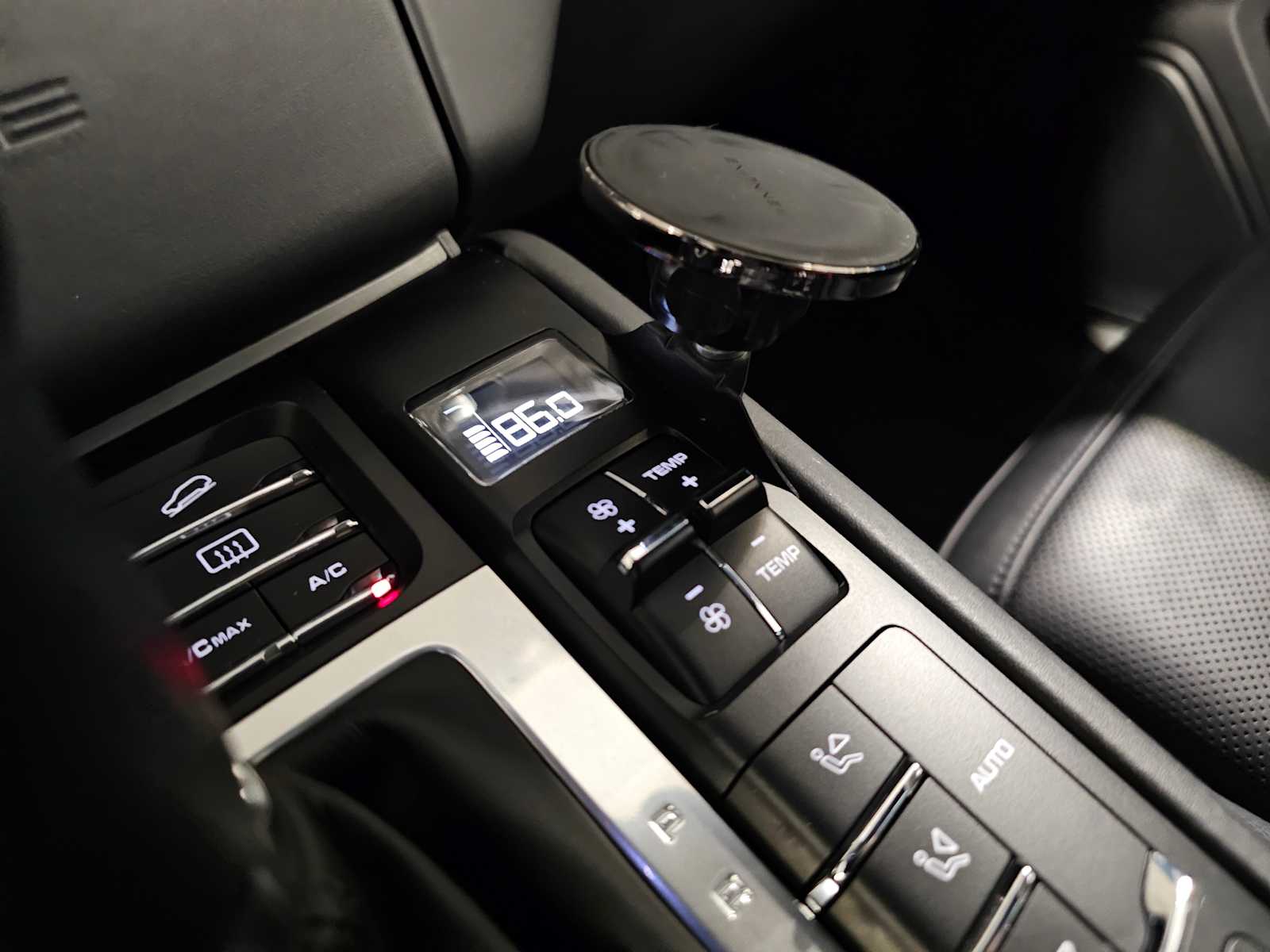 Thumbnail: 2016 Porsche Macan - 22