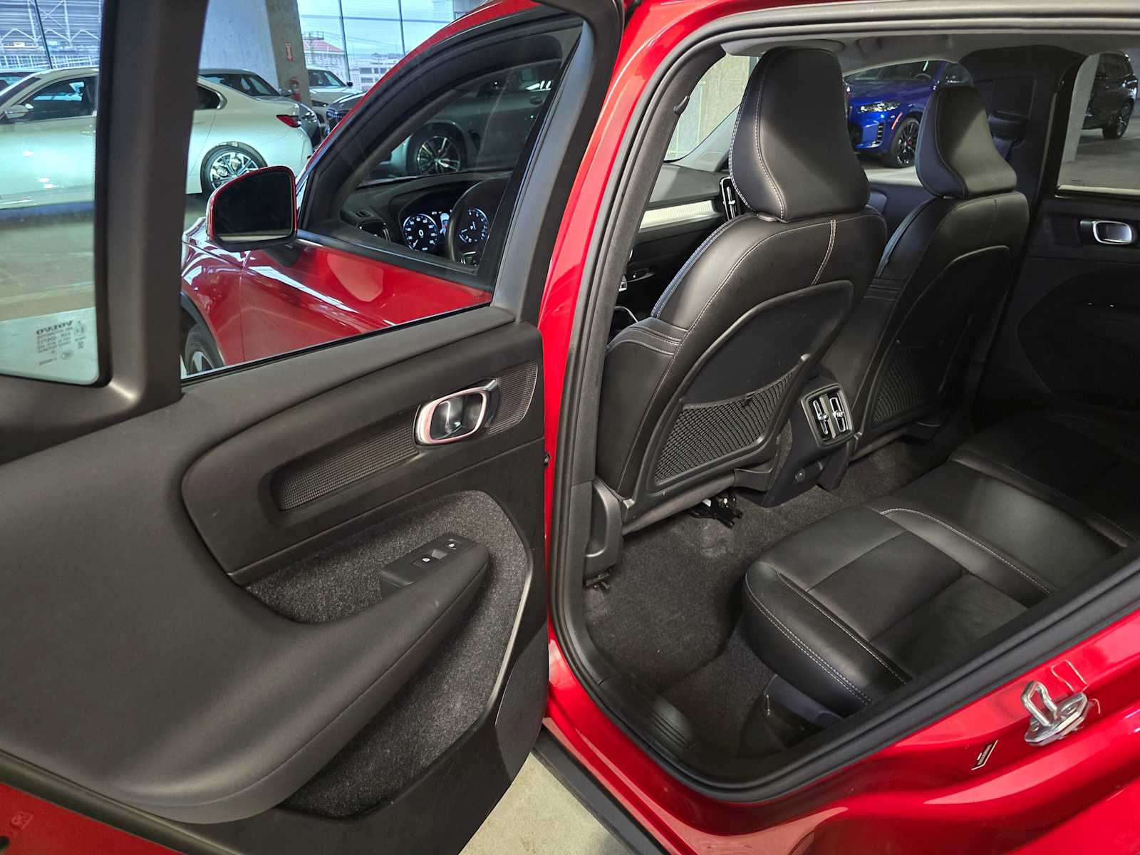 Thumbnail: 2019 Volvo XC40 - 27