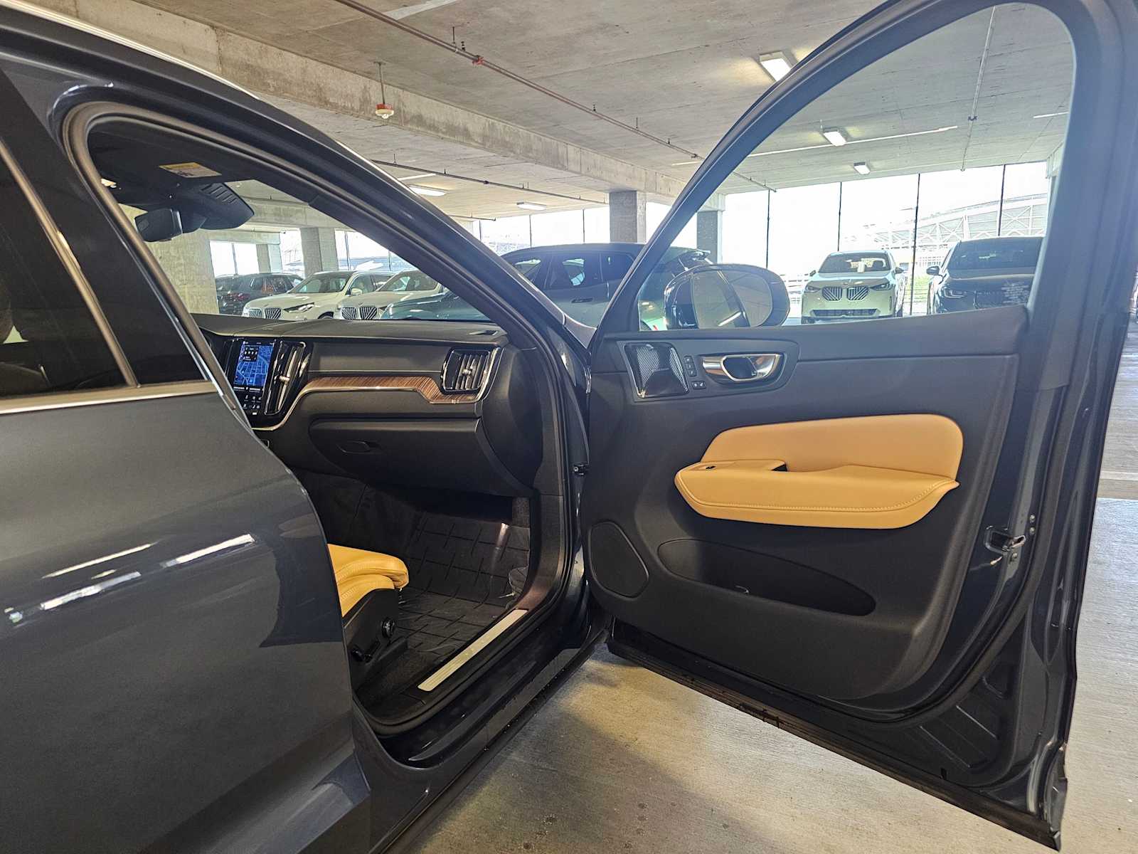 Thumbnail: 2022 Volvo XC60 - 34