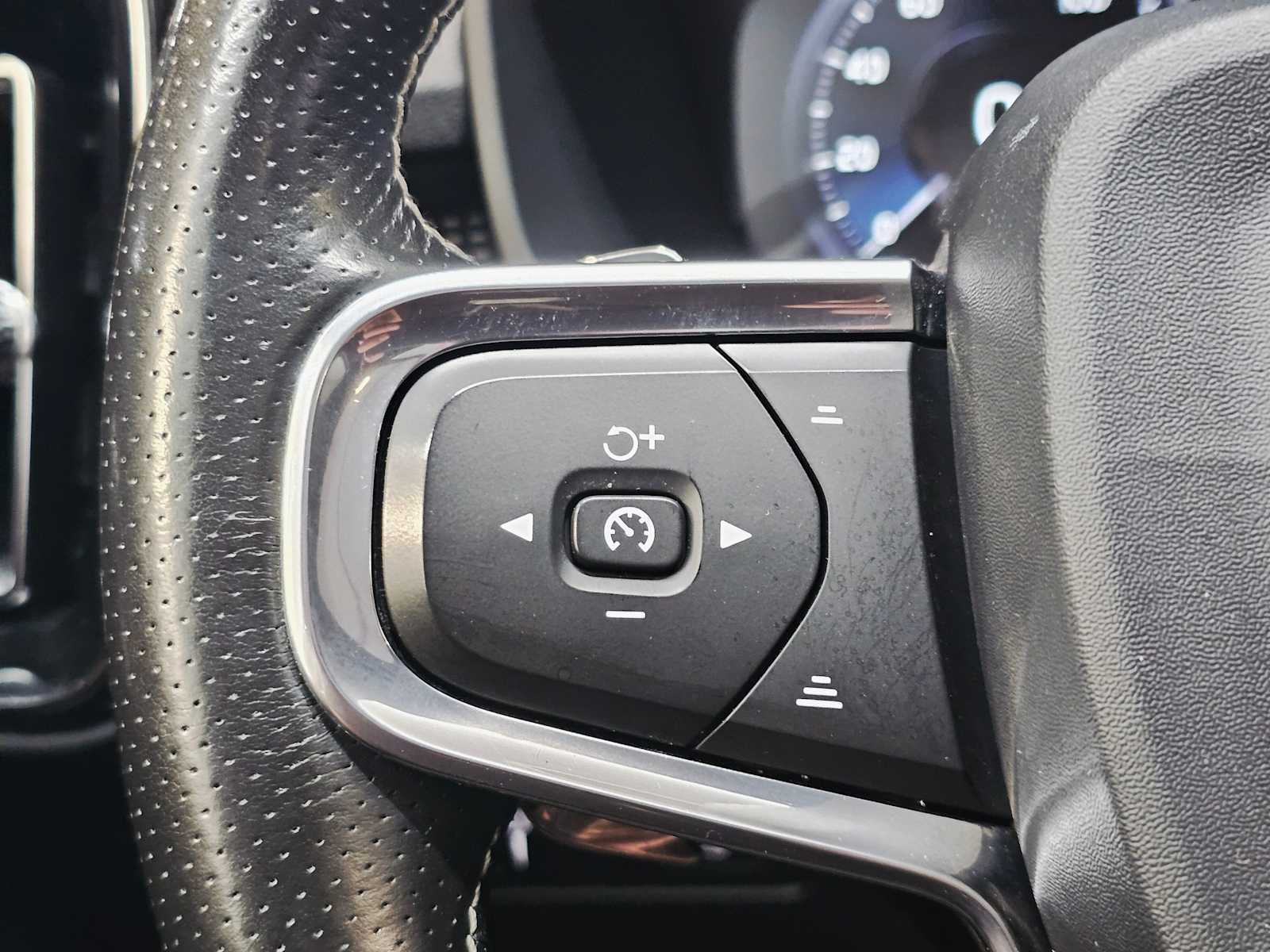 Thumbnail: 2020 Volvo XC40 - 12