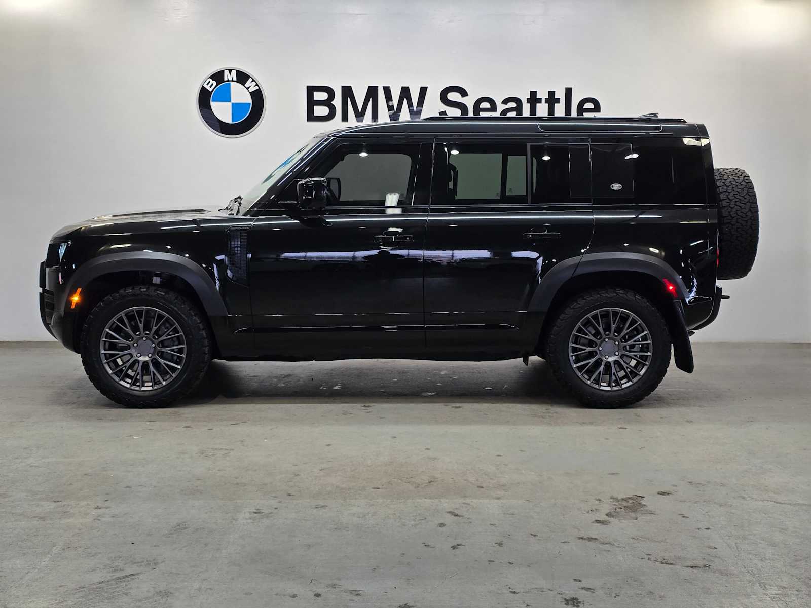 Thumbnail: 2023 Land Rover Defender - 3