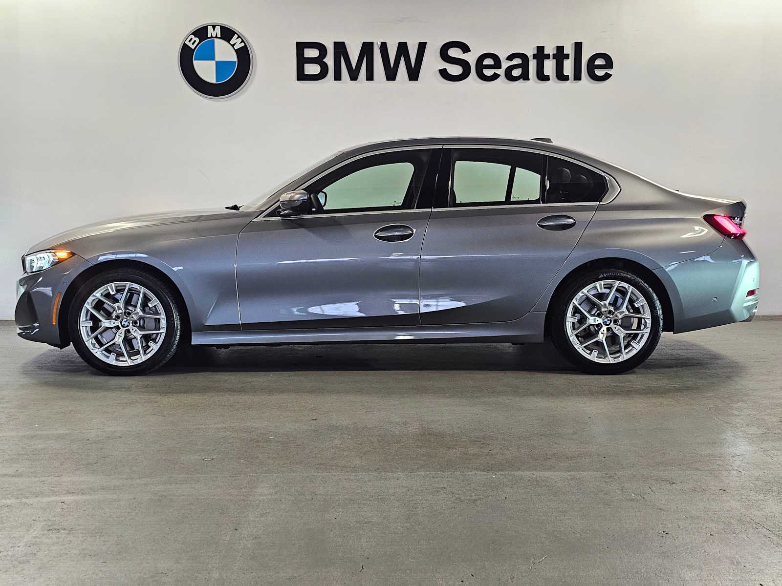 Thumbnail: 2025 BMW 3 Series - 3